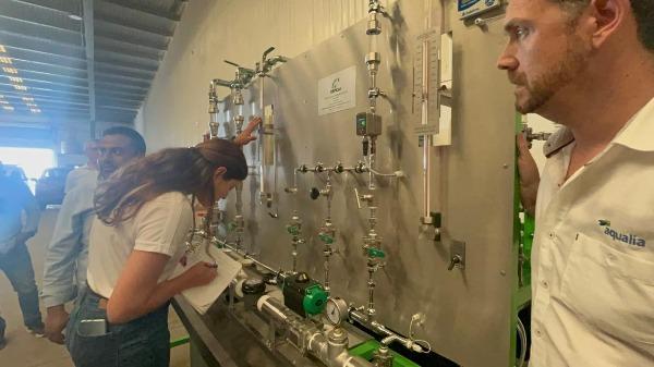 Ingenieros de Aqualia México en capacitación sobre el banco de prueba y calibración de medidores de agua potable en Cabo San Lucas